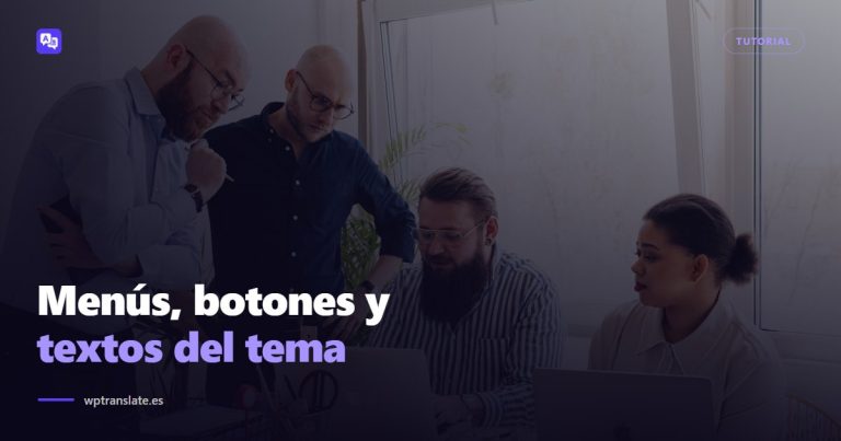 Cuatro compañeros revisan en pantalla los menús y botones de una web antes de traducir los textos del tema en WordPress