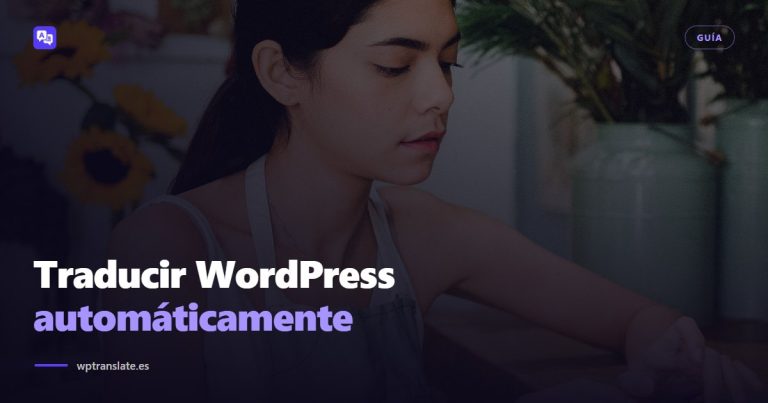 Dueña de una floristería trabajando con su portátil en el mostrador, el caso típico de quien necesita traducir WordPress automáticamente