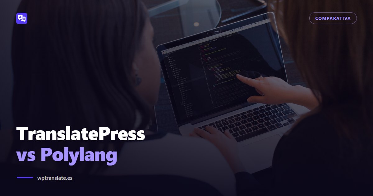 Dos personas señalan el código de una web en un portátil mientras deciden entre TranslatePress y Polylang